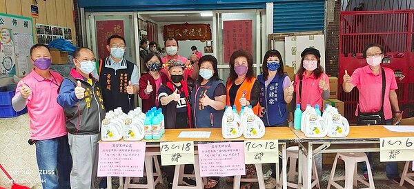 母親節時游綉蓮里長於里辦公處發放漂白水與洗衣精。圖/擷取自游綉蓮個人臉書