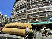 高雄男攀住家6樓窗台　僵持50分鐘跳下落氣墊沒事