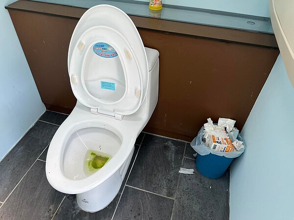 市議員徐玉樹接獲民眾陳情,桃園龍潭大池水體環教園區廁所皆為坐式,不太衛生,盼能增加蹲式廁所。圖/市議員徐玉樹提供