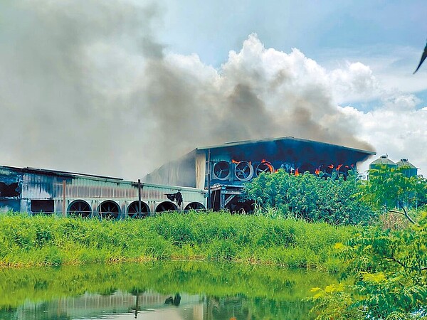 嘉義縣東石鄉東崙村一處養雞場13日傳出火警，火勢一發不可收拾，2間雞舍7萬2000多隻小雞無一倖免。圖／取自東石之美臉書社團