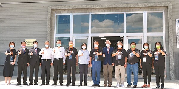 總統蔡英文(左七)13日在嘉義出席亞洲無人機AI創新應用研發中心開幕揭牌後,與嘉義縣長翁章梁(右六)等人合影。圖/劉朱松