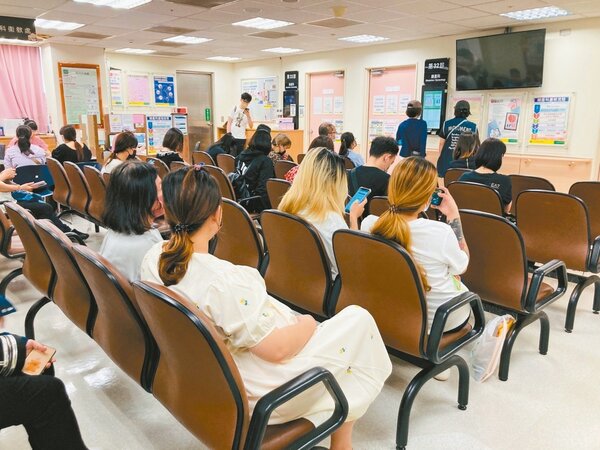 新竹國泰綜合醫院婦產科候診區等待的孕婦不少，是院內日常。記者張裕珍／攝影 