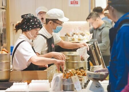 主計總處上半年全體受僱員工薪資統計出爐，公共汽車客運、餐館、住宿及餐飲業等，1至6月平均經常性薪資與較去年同期相比，分別增加10.68％、8.29％、5.56％，圖為餐飲業的服務人員。（本報資料照片）