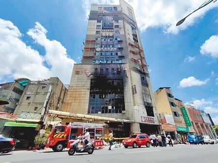 彰化市喬友大樓去年6月發生火警，釀4死22傷慘劇，縣府委請彰化建築師公會鑑定，經判定為危樓，目前已編列2015萬發包拆除，經過2次流標後，確定今年9月7日開拆。(本報資料照片)