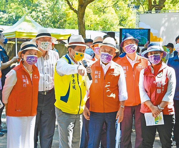 行政院長蘇貞昌(前右2)13日至南投縣視察「埔里水源地兒童共融公園預定地」要自來水公司負責興建、文化部全額補助,打造親水公園。(行政院提供/張妍溱南投傳真)