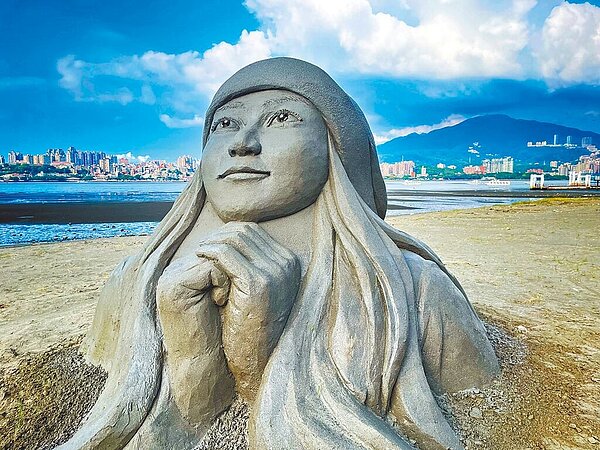 今年的八里城市沙雕展以「光合希望」為主題，打造16座沙雕作品，圖為作品「希望」。（新北市高灘處提供／呂健豪新北傳真）