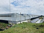 假魚塭種電　真填廢棄物