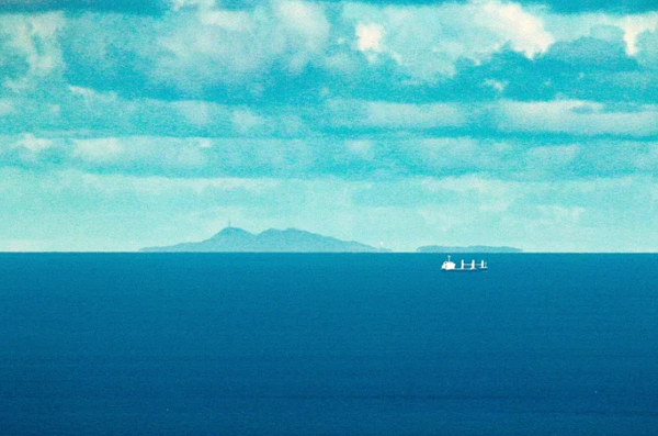 有民眾日前在舊蘇花公路遠眺海面,意外拍到距離台灣約110公里的日本與那國島。圖/李先生提供