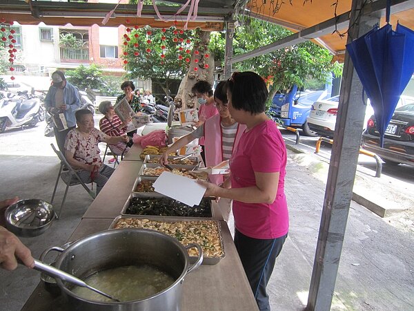 忠誠里長者共餐。圖/取自「臺北市鄰里服務網」