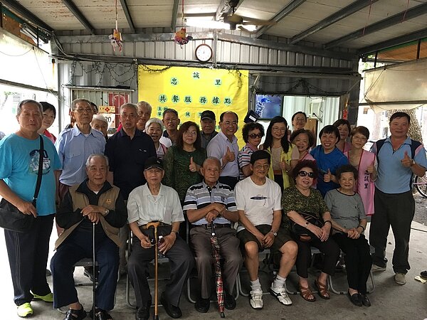 士林區忠誠里曾坤來里長和里民合影。圖/取自「臺北市鄰里服務網」