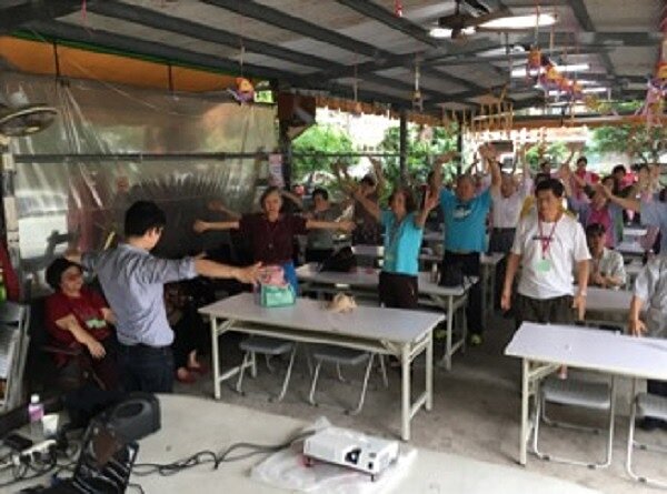 忠誠里長輩活動筋骨。