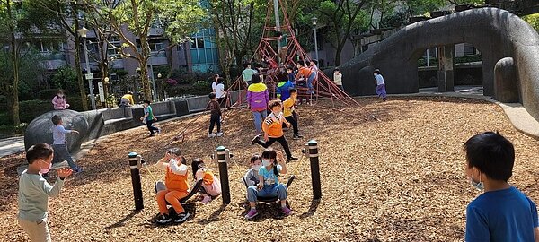 孩童在三張里公園攀爬、遊玩。圖／擷取自三張里里辦公處-里長李伯壽臉書