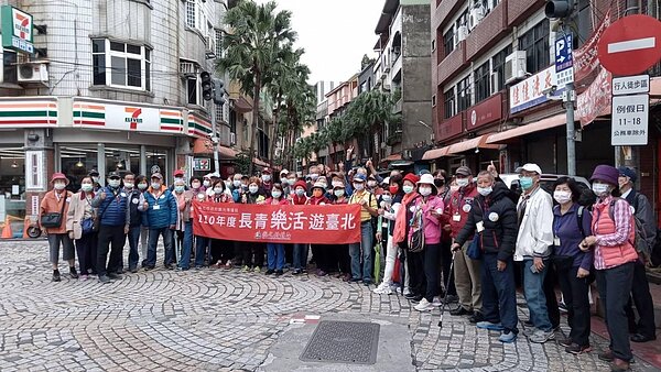 三張里郊遊活動。圖／擷取自三張里里辦公處-里長李伯壽臉書