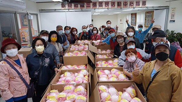 三張里母親節活動發送壽桃，居民參與踴躍。圖／擷取自三張里里辦公處-里長李伯壽臉書