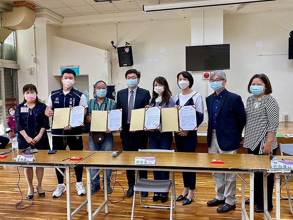 李伯壽里長（左3）爭取到台北醫學大學附設醫院的掛號費優惠。圖／擷取自三張里里辦公處-里長李伯壽臉書