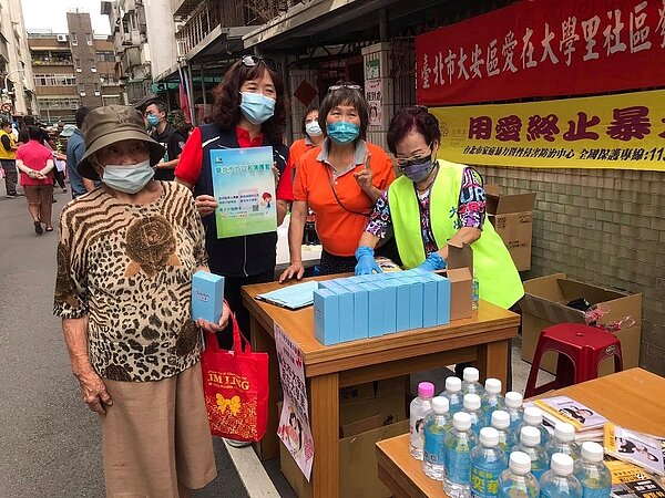 吳沛璇發放防疫物資 圖片由吳沛璇里長提供