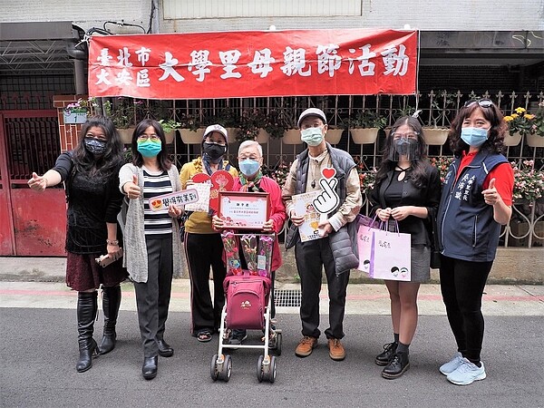 大學里母親節活動 圖片擷取自吳沛璇里長臉書