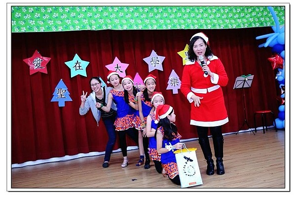 大學里聖誕節活動 圖片擷取自吳沛璇里長臉書