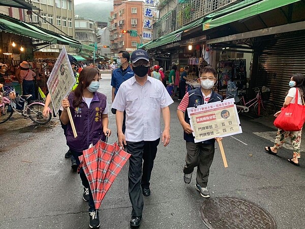 防疫期間巡視市場並宣導政策。圖／由林美君里長提供