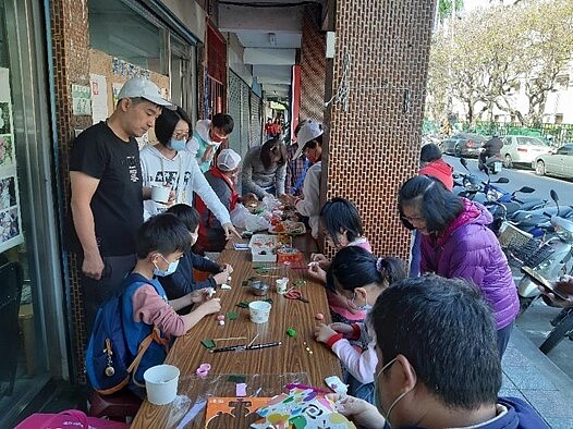 在元宵節時，邀請里民一同前來製作元宵和同樂。圖／取自台北市鄰里服務網
