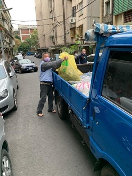 江水龍與環保志工一起維護港都里的環境清潔。圖／取自台北市鄰里服務網
