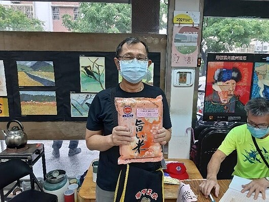 港都里在父親節時發放米給各位辛苦的爸爸們。圖／取自台北市鄰里服務網
