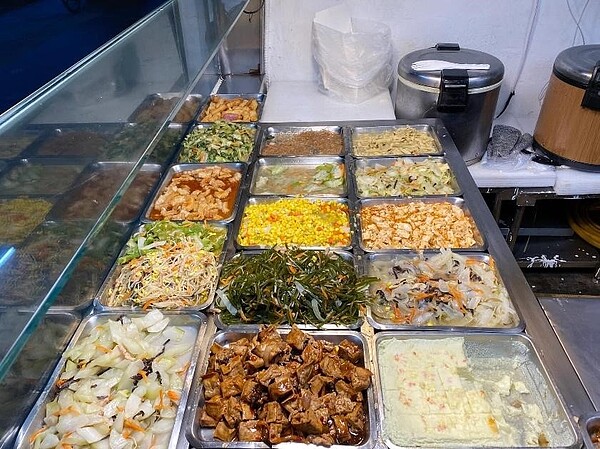 六合里商家美食協助里民。圖/取自「六合里里長 陳盈如」臉書