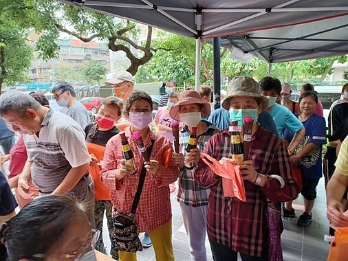 港墘里於母親節發放民生用品和康乃馨。圖／取自台北市鄰里服務網