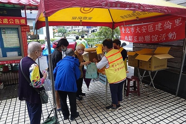 志工熱情協助長者施打疫苗 圖片擷取自林正達【樂活台北，幸福長青】Facebook