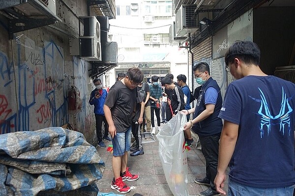 社區中的台北城市科技大學也為環境清掃盡一份心力 圖片擷取自林正達【樂活台北，幸福長青】Facebook