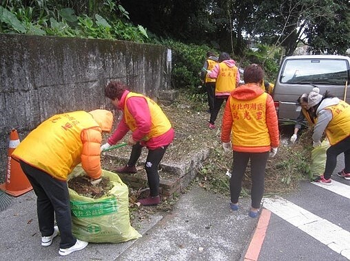 瑞光里的志工們無論天氣冷暖都會定期將里內環境打掃乾淨。圖/取自台北市鄰里服務網