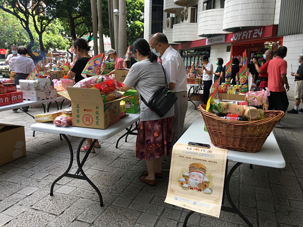 義安里中元普渡活動，倡導「以米代金」 圖片由劉威志里長提供