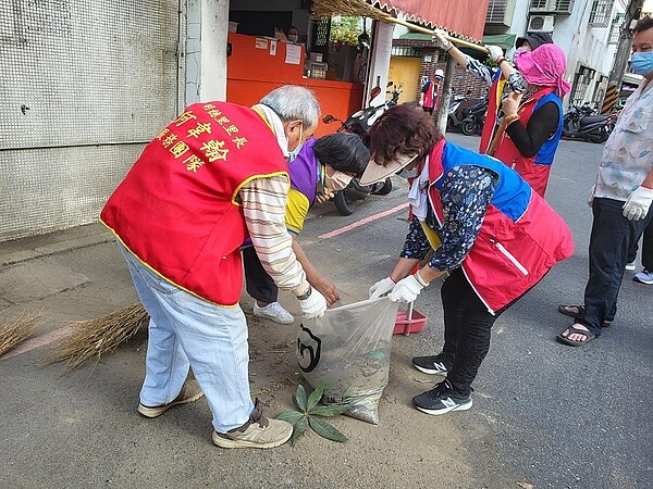 中和區明穗里每月定期清掃里內環境。(圖/擷取自何韋翰個人臉書)