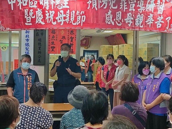 中和區明穗里何韋翰里長舉辦母親節活動、預防犯罪宣導研習。(圖/擷取自何韋翰個人臉書)
