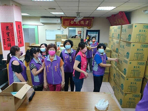 中和區明穗里里民和何韋翰里長一同過元宵。(圖/擷取自何韋翰個人臉書)