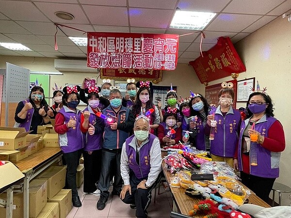 新北市中和區明穗里的環保志工們。(圖/擷取自何韋翰個人臉書)