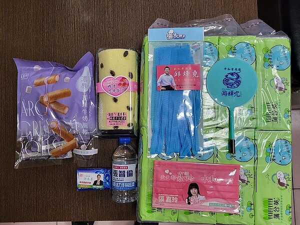 中和區明穗里里民母親節時領取之小禮物。(圖/擷取自何韋翰個人臉書)