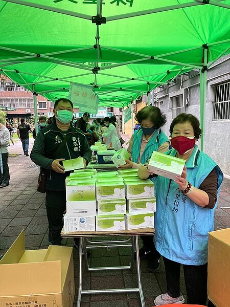 劉泓麟協助發放口罩 圖片由劉泓麟里長提供