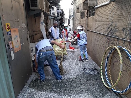 環保志工將港都里的環境維持整潔。圖/取自台北市鄰里服務網