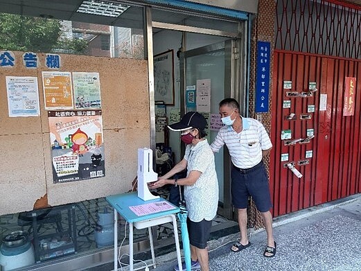 在里辦公室增設體溫測量酒精機,提醒里民時刻消毒大家一起防疫。圖/取自台北市鄰里服務網