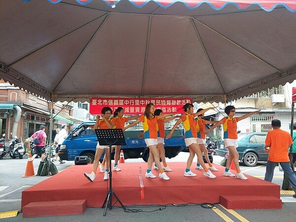 協助里民施打流感疫苗。圖/林美君里長提供