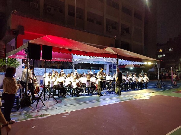 社區中的國小也一起投入美化景觀的行列。圖/林美君里長提供