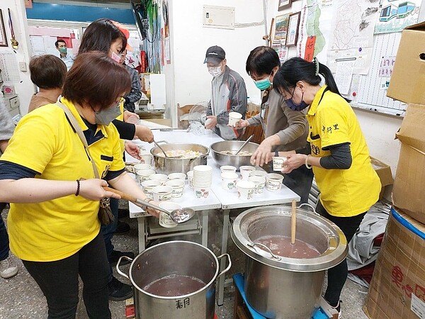 志工定期清掃中行里的環境。圖/林美君里長提供