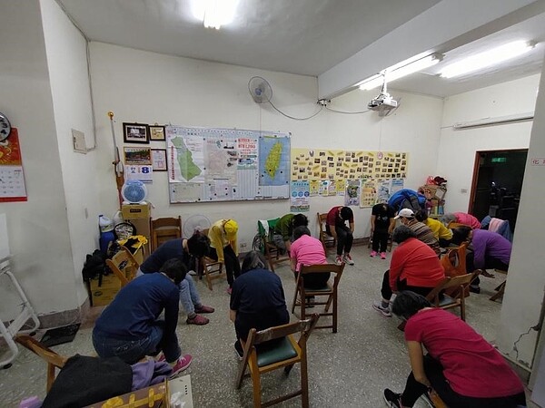 防疫期間巡視市場並宣導政策。圖/林美君里長提供