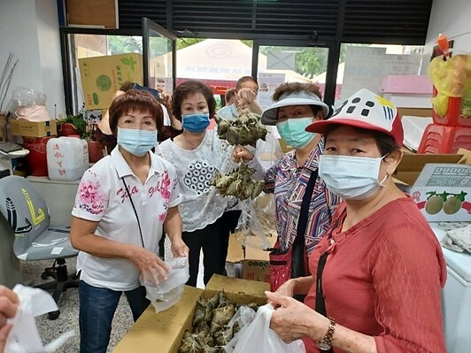 港墘里於端午節時，發放粽子給里民。圖／取自台北市鄰里服務網
