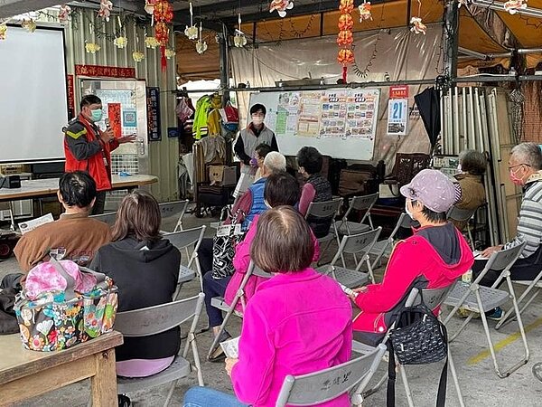 忠誠里「肌力健康動起來的課程」。圖／取自「士林區忠誠里」臉書