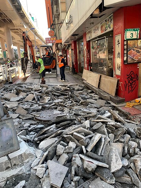 韓修和花了兩年努力推動下，前半段道路整平化、規劃停車格以及路燈更新，有助於行人通行順暢。