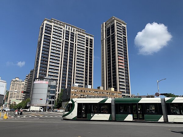 高雄輕軌C20台鐵美術館站至C24愛河之心站,近日已完成機電系統行車測試作業。圖/記者林巧璉翻攝