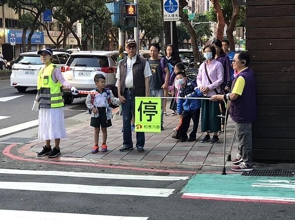里長到仁愛國小,為學童導護。圖/里長王復提供