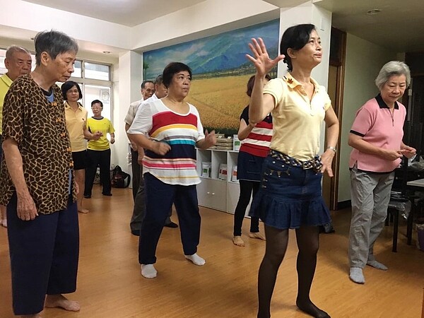 跳舞課中,長者跟著老師一起舞動身體。圖/里長王復提供